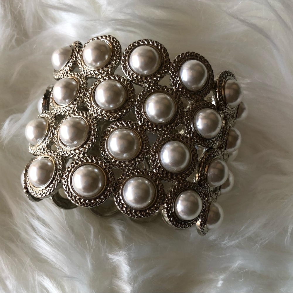 Elegant Pearl and Gold Bracelet